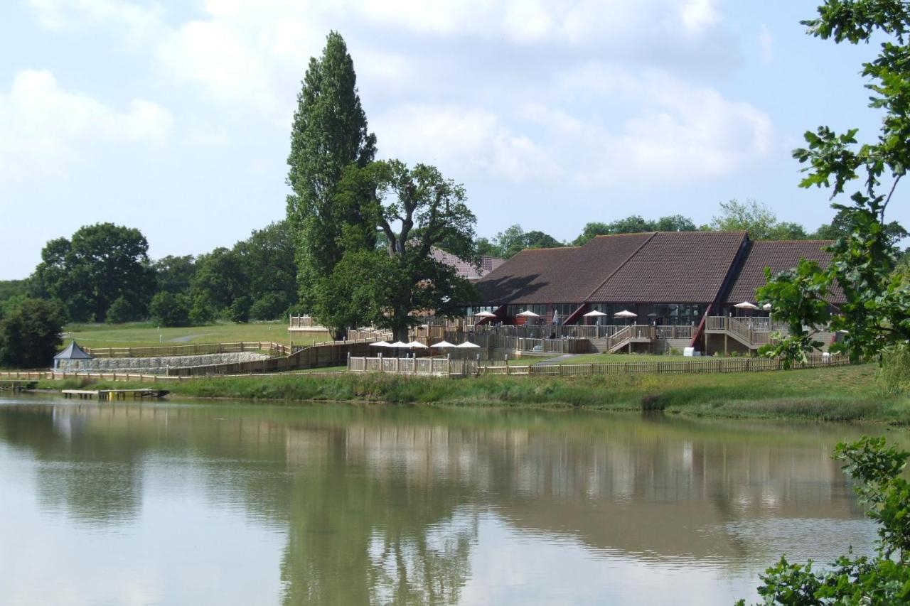 Lakeside Park Hotel & Spa Fishbourne  Exterior foto