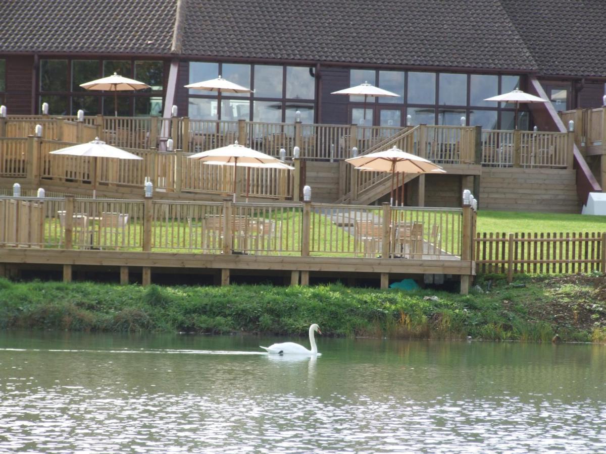 Lakeside Park Hotel & Spa Fishbourne  Exterior foto