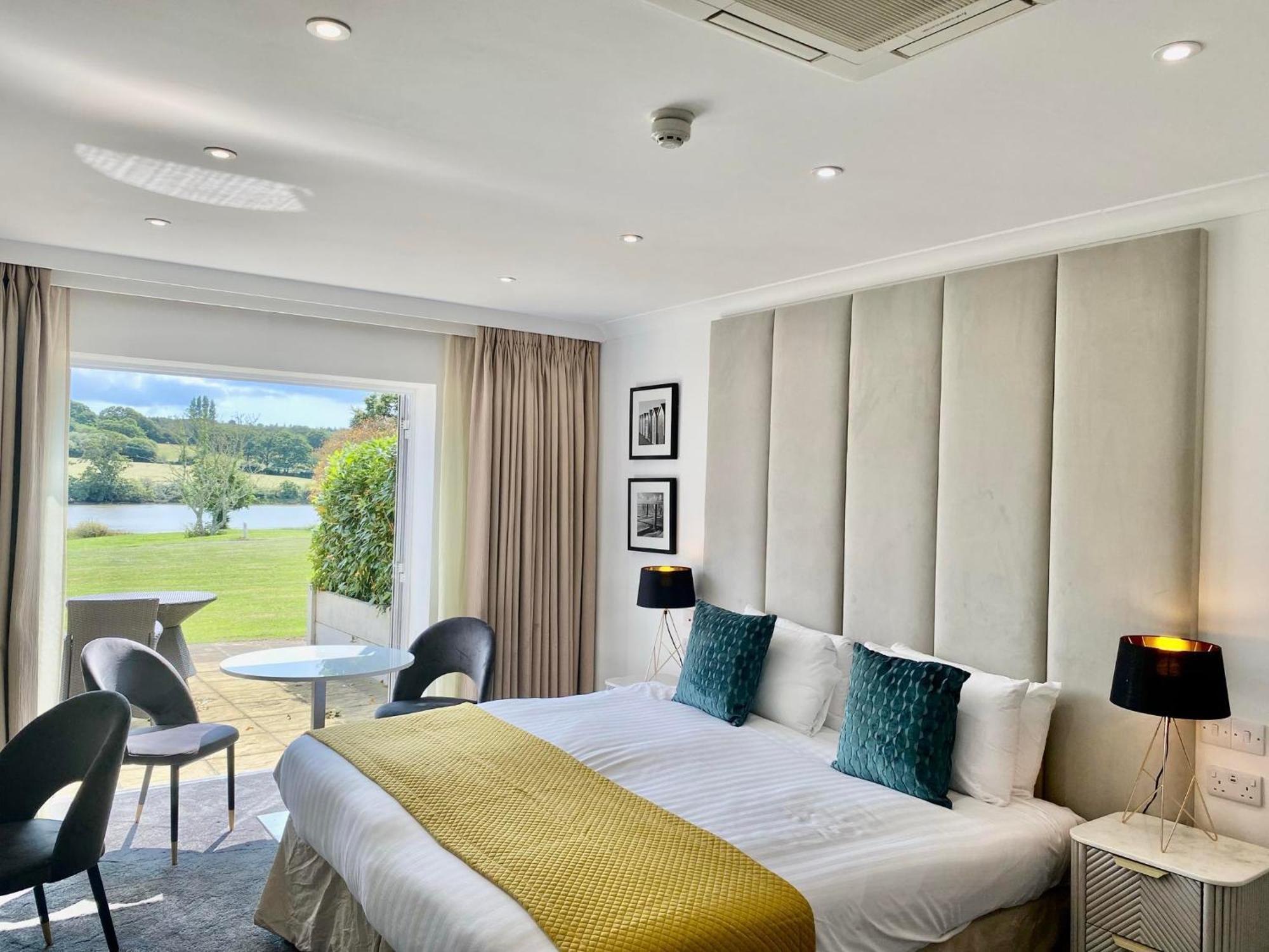 Lakeside Park Hotel & Spa Fishbourne  Exterior foto